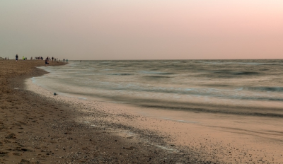 Nu geen zonsopkomst maar zonsondergang.
Minder spectaculair deze avond maar toch wel fotogeniek.
Met ND6 filter.
Staan in de verte mensen op, weet eigenlijk niet of dat hier mag.