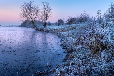 Koude zonsopgang op zondag 4 december in rivieroeverreservaat De blauwe kamer tussen Rhenen en Wageningen