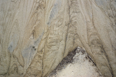 Op het strand bij Neeltje Jans zag ik hoe het zand vanaf een duin rolde en mijn aandacht ging naar dat driehoekje, daar waar het zand alleen maar om heen wilde. Vond ik echt bijzonder.