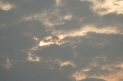 Deze foto nam ik rond een uur of 20:00 dus ik weet niet of dit echt een zonsondergang is maar op de terugweg naar de auto vond ik dat de zon er leuk uitzag.