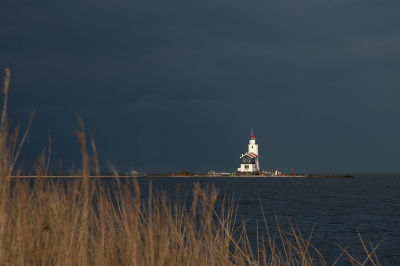 Na een wandeling over de dijk van ongeveer 2 km kwam na het overtrekken van een diep donkere lucht de zon even door. Daardoor lijkt het net of er een grote schijnwerper op de vuurtoren staat!