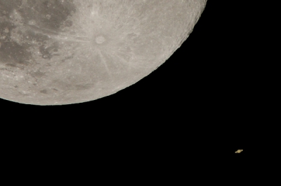 Nou, nog eentje dan. Dit is ook een stack. Dit maal van 2 foto's. Dat is nodig omdat de maan en saturnus nogal in helderheid verschillen (~5stops). Saturnus en de Maan kwamen afgelopen 2 Feb op 10 boogminuten van elkaar. Dat is ongeveer 1/3 maanstraal. Ik heb 2 belichtingen gemaakt voor de maan en voor saturnus en die in PS over elkaar gelegd zodat je weer krijgt wat ik door de lens zag. 

De foto's zijn gemaakt met een 1Dmk2 (te koop) + 500/4 + 1.4x +2x converters. Deze presentatie is een sterke crop van het origineel om Saturnus beter te presenteren. Het origineel kun je op mijn website vinden (http://www.peterdenhartog.com). Je moet deze hele plaat groot zien. Echt geweldig. (na ja, mijn smaak)

P
