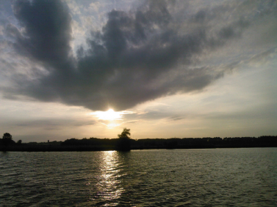 een leuke zonsondergang boven het water van de Ringvaart