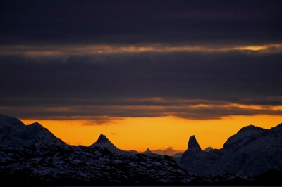 In de ochtend op weg naar Trollfjord vanuit Svolvaer. Het leek een erg donkere dag te worden met deze dreigende wolken. Maar uiteindelijk viel het mee, de zon brandde een weg door de bewolking.