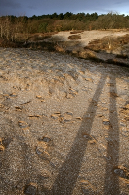 Ruige luchten met een stormachtig karakter... af en toe breekt de zon door en lijkt het landschap bijna te gloeien. Voor mij het beste weer om buiten te zijn!
De lange schaduwen zijn mijn benen, wat ik zelf een leuk effect vind.