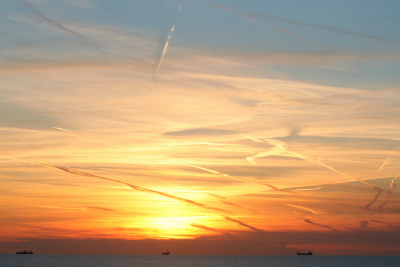 bij een zonsondergang leuk lijnenspel, met fraaie kleuren.
uit de hand genomen.