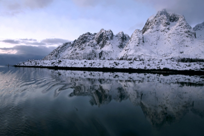 Trollfjord ligt in de provincie Nordland deel uitmakend van de eilandengroep Vesterlen. De fjord is smal, slechts 100 meter breed en twee kilometer lang. Ruwe maar betoverende, steile bergen gaan aan mij voorbij terwijl de tweemastschoener Noorderlicht langzaam door de fjord glijdt.