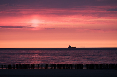 prachtige zonsondergang in zeeuws vlaanderen. had geen statief bij me die avond, maar heb mijn best gedaan