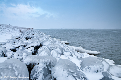 Als nieuwkomer hier op het forum, dacht ik laat ik ook een foto plaatsen. Ik heb de winter in Nederland getracht vast te leggen d.m.v. deze foto. De foto is gemaakt vlakbij Marken. Als techniek heb ik shoot to the right gebruikt (of te wel zo veel mogelijk belichten zonder de hooglichten op te "blazen").