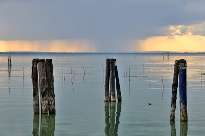 Zomer 2009, midden Itali, warm, maar een onweersbui kwam snel nabij en wist ons ook te bereiken. Een wat zwoele, ook wat dreigende sfeer (een mooie herinnering aan een mooi meer, op dezelfde plek, even ervoor een otter aangetroffen).