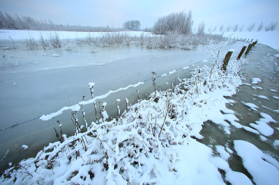 De overvloedig gevallen sneeuw zorgde voor veel sfeer die dag zoals hier langs de IJssel