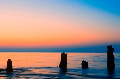 Er was me verteld dat het de moeite was om eens extra vroeg uit de veren te komen om de zonsopkomst aan Lake Michigan mee te maken. Dat advies heb ik maar aangenomen, en tevens m'n camera meegenomen. Het nadeel was dat het barstte van de muggen, en van ellende heb ik het strandje weer verlaten. Toch nog een aantal opnamen kunnen maken, waarvan hier n.
Plat op m'n buik om een laag standpunt te krijgen, en de camera heb ik op een steen gezet (had geen statief). Spiegel opgeklapt, en op de timer gezet. Beetje improviseren weliswaar, maar dat hoort er ook bij (af en toe ;-) ).