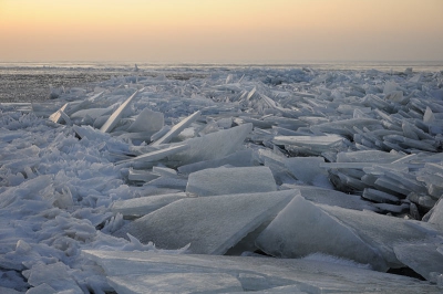 Het is schitterend om het kruiende ijs te zien op het Markermeer bij de ondergaande zon; ik heb lang staan kijken.