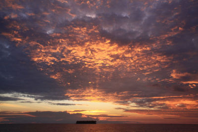 De foto is vanaf het 'strandboulevard' van Pariaman genomen. Het was een prachtige zonsondergang en deze foto sprong er wat mij betreft uit. Het was raar om te beseffen dat op hetzelfde eiland, maar dan een stuk noordelijker, in 2004 de tsunami plaatsvond.