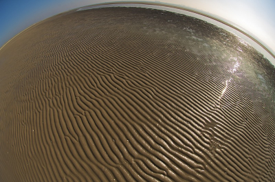 Texel met op de achtergrond, aan de rand van de bol, Den Helder.
Vooral het lijnenspel komt goed over met gebruik van de 10,5 mm fish-eye.