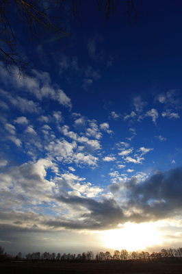 Nadat de sneeuw gesmolten is houd je vaak een boel natte prut over (blubberig landschap) de voortdurend veranderende lucht in combinatie met het tegenlicht gaf echter een leuke wolkenlucht.