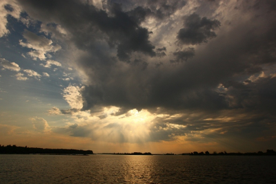 Uit de hand met de 5DmII en de EF16-35 L op 16mm,
vanaf m'n "zonne"dek genomen