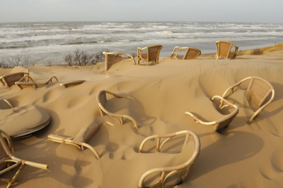 Na de storm een loopje op het bloemendaalse strand. Ik wist niet wat zag. met man en macht waren de strandtenthouder alles aan het uitgraven