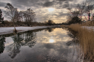 3 foto's vanuit de hand gemaakt want een statief was teveel gesjouw met deze kou. (rijmt). Het was windstil dus spiegelt de omgeving leuk in het water. De HDR bewerking geeft een prachtig resultaat.