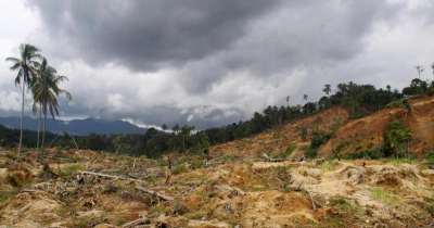 Tijdens een bezoek aan dit door een aardbeving zwaar getroffen gebied in Sumatra pakten meer en meer donkere wolken samen wat de aanblik nog onheilspellender maakte.