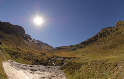 Tijdens een rit over de breedte as van de pyreneen zijn er momenten dat je volstrekt alleen bent. vol in de zon genomen en met - 1/3 stop genomen.