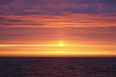 van de zomer 's avonds met enige regelmaat langs het IJsselmeer gereden en gelopen. De zon was net in het water verdwenen toen deze gekleurde luchten onstonden door weerkaatsing van het zonlicht tegen de wolken en de verschillende luchtlagen.