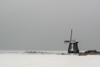 Een sombere winterdag achter de Hondsbossche Zeewering, waarbij de molen net het accent geeft aan een typisch Hollands landschap, of is die mol;en nou net weer de storende factor voor deze rubriek?
Ik hoor het wel.