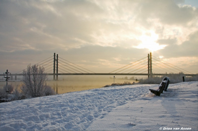 De dag hiervoor had het bijzonder hard gesneeuwd, de volgende dag kwam het zonnetje er een beetje door met een beetje mist op het water maakt de foto in mijn ogen sfeervol