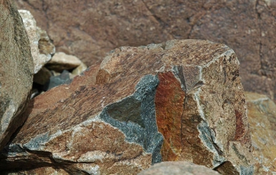 een paar jaar terug kwam ik in de bergen in de Middenatlas na een lange klim deze stenen tegen.  De kleuren vielen me gelijk op doordat verder alles rozig en bruinig was vanwege de droogte in de zomer.