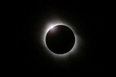Een seconde voor de totale verduistering valt prima te fotograferen zonder filter, maar tijdens de totale eclipse begreep mijn camera er niets meer van en zijn alle foto's overbelicht. Geeft niks, gezien deze foto.