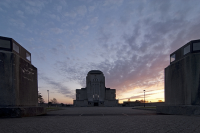 Gisteravond ben ik speciaal voor deze foto naar Radio Kootwijk gereden. Al langer hou ik het gebouw een beetje in de gaten, en probeer ik iets anders met het gebouw te doen dan de 15.000 beelden die je krijgt als je even Googelt.

Het is en blijft een magistraal groot, massief bouwwerk. Kleurloos. Daarom moet je wat doen met de luttele bomen die ervoor staan, of met mooie luchten. Gisteravond was er zo'n lucht, die weer eens een beetje kleur geeft aan dat donkergrijze verleden..