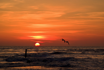 Zonsondergang na vulkaanuitbarsting IJsland, dat zou kunnen hebben bijgedragen aan de sterke oranje kleuring van de zonsondergang.