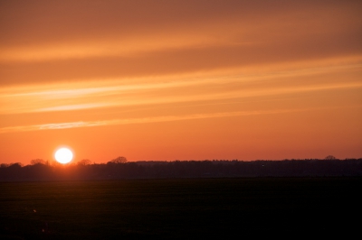 Hoorde dat de aswolk boven Nederland een mooie zonsondergang kon opleveren.  In de polder bij Eemnes heb ik deze zonsondergang vastgelegd, maar ik had wel wat extremere kleuren verwacht.