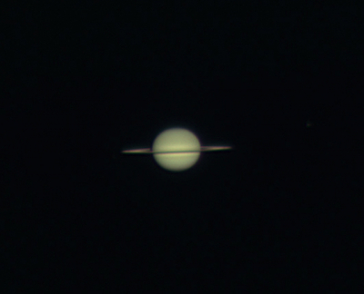 Planeet Saturnus, een half jaar na de ringpassage.  De ringen openen zich weer voorzichtig en de noordpool wordt weer langzaam zichtbaar.  Saturnus is laat op de avond in het zuiden te zien als een gelige 'ster', hoog in de Maagd.