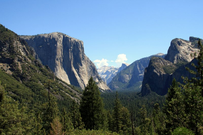 Yosemite National Park is een schitterend natuurgebied. Op deze foto zie je de zogenaamde Yosemite Valley. Rechts op de foto moet je een waterval kunnen zien, maar middenin de zomer is deze heel klein.