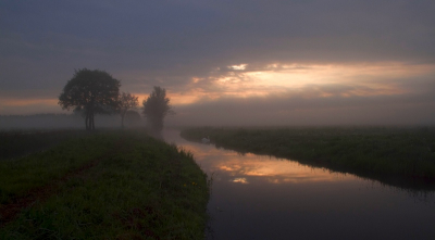 Hier maar weer is een landschap. Toen ik uit bed ging en naar buiten keek was het er een mooi blauwe lucht ,maar toen ik de polder in fietste was het al weer een stuk minder. Ik al mopperen. Maar de hoop niet opgegeven en gewoon wat foto,s gemaakt van de zon die al bijna weg was achter de wolken. Maar doordat de mist nog bleef hangen kreeg je een mooie sfeer , hier foto drie , 

ben benieuwd wat jullie er van vinden