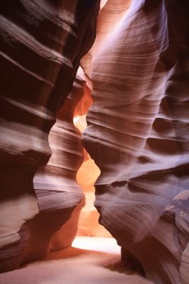 Nabij Page, in een indianenreservaat, ligt deze schitterende canyon. Je wordt meegenomen in een jeep, ongeveer een kilometer over de zanderige rivierbedding naar het begin van de canyon. De wanden zijn door het water in miljoenen jaren uitgesleten. Af en toe ontstaan er nog (onverwachte) modderstromen stroomopwaarts. Hierdoor zijn er wel eens mensen verrast en verdronken in de Canyon. 

De gidsen (allemaal indianen) hebben voor elke hoek en elke rots een naam. Wat je op deze foto ziet is 'The Candle'.