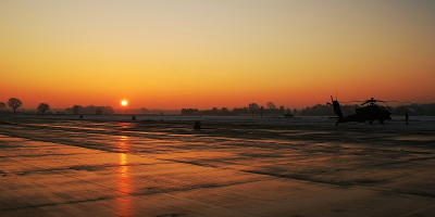 Geheel tegen het geldende fotoverbod op de vliegbasis in moest ik wel een plaatje schieten van de opkomende zon boven ons platform.