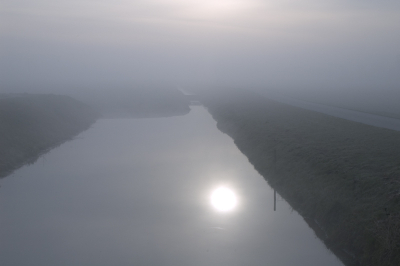 Tijdens binnenlopen van het weidegebied om te vogelen op de vroege zaterdagochtend werd ik geinspireerd door de mist om daar wat mooie foto's mee te maken. Met tegenlicht en dat werkte helaas niet altijd even goed, maar deze vond ik wel mooi. Misschien is de rand het zonlicht boven aan de foto van de zon storend. De foto kwam naar mijn smaak te geel uit de RAW-converter en dat heb ik teruggedraaid naar meer blauw/grijs, want zo was het namelijk ook. Volgende keer denk ik maar een ND-filter erop zetten met tegenlicht.