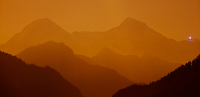 Opname is bij maanlicht gemaakt. Waarom? Omdat ik graag een opname wilde maken zonder wolken en dat was eigenlijk alleen laat in de avond of vroeg in de nacht mogelijk. Volgens mij is top links de Eiger.