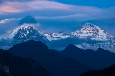 Zicht op de Eiger (L) en Mnch (Zwitserse Alpen). Gekozen voor langere belichtingstijd om waas in sluierbewolking te creren.