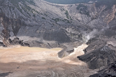 Tangkuban Perahu (vertaald: omgekeerde prauw) is een actieve vulkaan bij de stad Lembang gelegen op 30 km ten noorden van de stad Bandung
De vulkaan is 2084 meter hoog en is voor het laatst in 1983 uitgebarsten.
Er zijn ook wat heetwaterbronnen in de buurt en het stinkt er ongelofelijk naar zwavel. Best indrukwekkend.