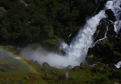 Hier nog foto van een waterval nabij de Briksdalsbreen. 
Ik heb de foto gemaakt vanwege de regenboog en de waterval die er zo, vind ik, wel mooi bij licht.

Velen zullen de foto wel te krap gekaderd vinden maar de foto is FF.