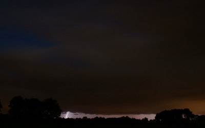 Gisteravond onweerde het heel ver weg. Soms zag je een flits zoals op deze foto. maar het meest was weerlicht.