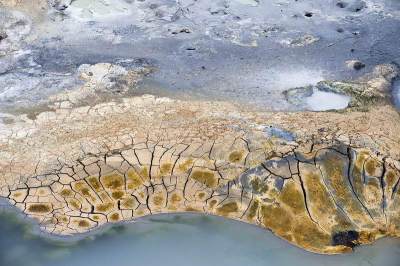 Plaats hem hier als landschap, maar eigenlijk is het een heel klein stukje landschap nl. een stukje van  1 meter aan de kant van een kratermeertje. ( foto Dick)