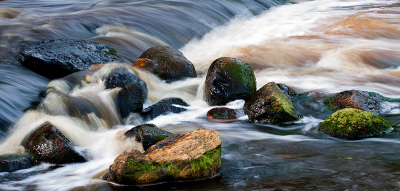 onlangs een grijsfilter aangeschaft en uitgeprobeerd in het sterrebos bij roden .daar is een stroomversnelling aan het begin van het bos
door een lange sluitertijd te gebruiken kreeg ik zo mooi effect in het water