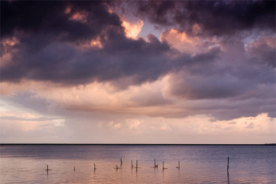 De foto is gemaakt vanaf statief met draadontspanner en een 0.6 grijsverloopfilter tijdens zonsopkomst.