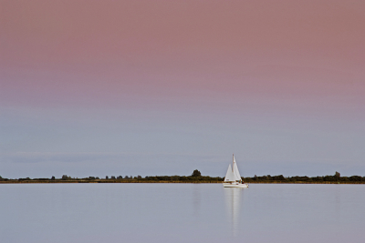 Tijdens zonsondergang heb ik dit zijlbootje gefotografeerd. Ik fotografeer altijd vanaf statief met draadontspanner. Bij deze foto heb ik gebruik gemaakt van een 0.6 grijsverloopfilter