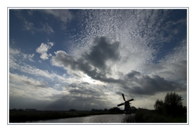 Tegenlicht. Eerste gebruik nieuwe groothoeklens.
Lang gezocht naar het juiste standpunt. Uiteindelijk ervoor gekozen om veel wolken te laten zien en de molen klein te houden.