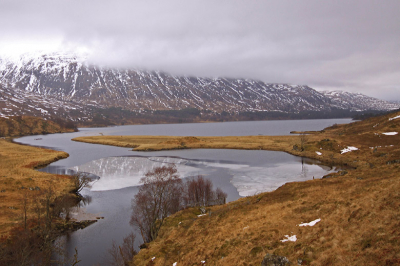 Mooi half bevroren water in Loch Affric in Schotland. Koud maar erg mooi!